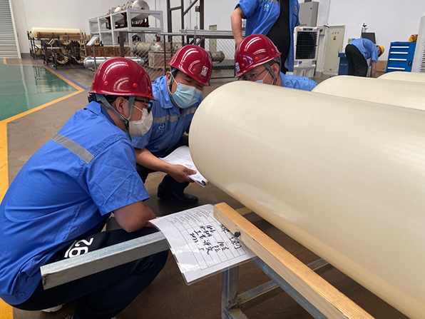 天海工業(yè)黨委書記、董事長李俊杰深入四型瓶車間調(diào)研指導(dǎo)工作 (2).png